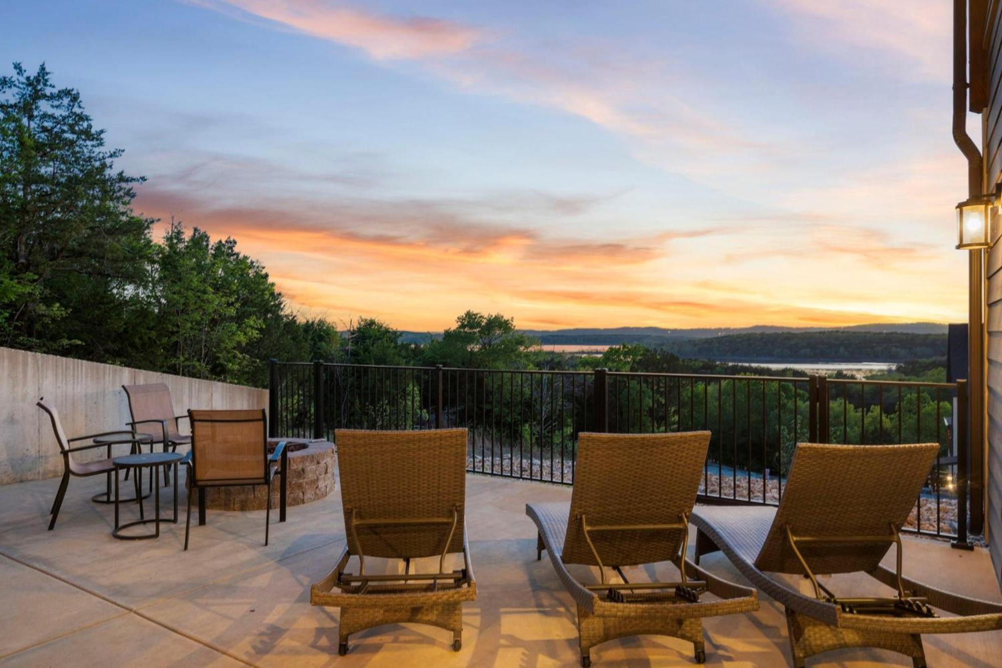 Chateau On The Cove Branson Exterior photo